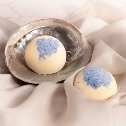 Badekugel mit Kakaobutter & Milch in verschiedenen Düften Blauer Traum - pudrig leicht